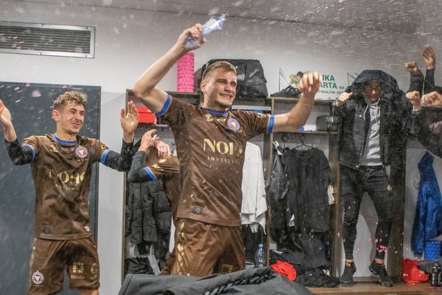 背身列队，拉普拉塔大学生参与此事的球员全体被禁赛两场