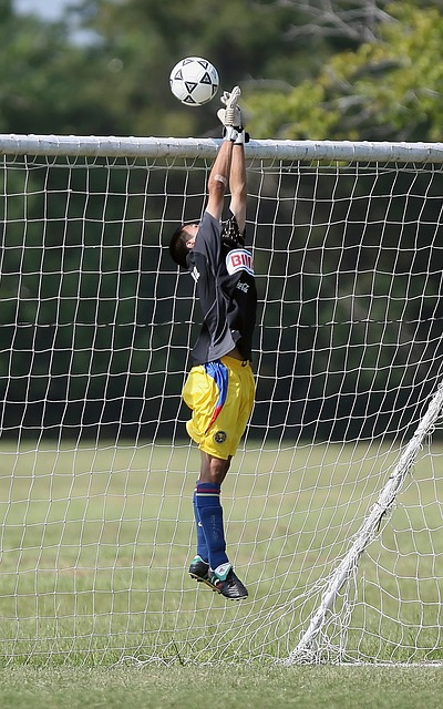 雷迪克：马刺防守策略和太阳类似，让东里出手高难度中投